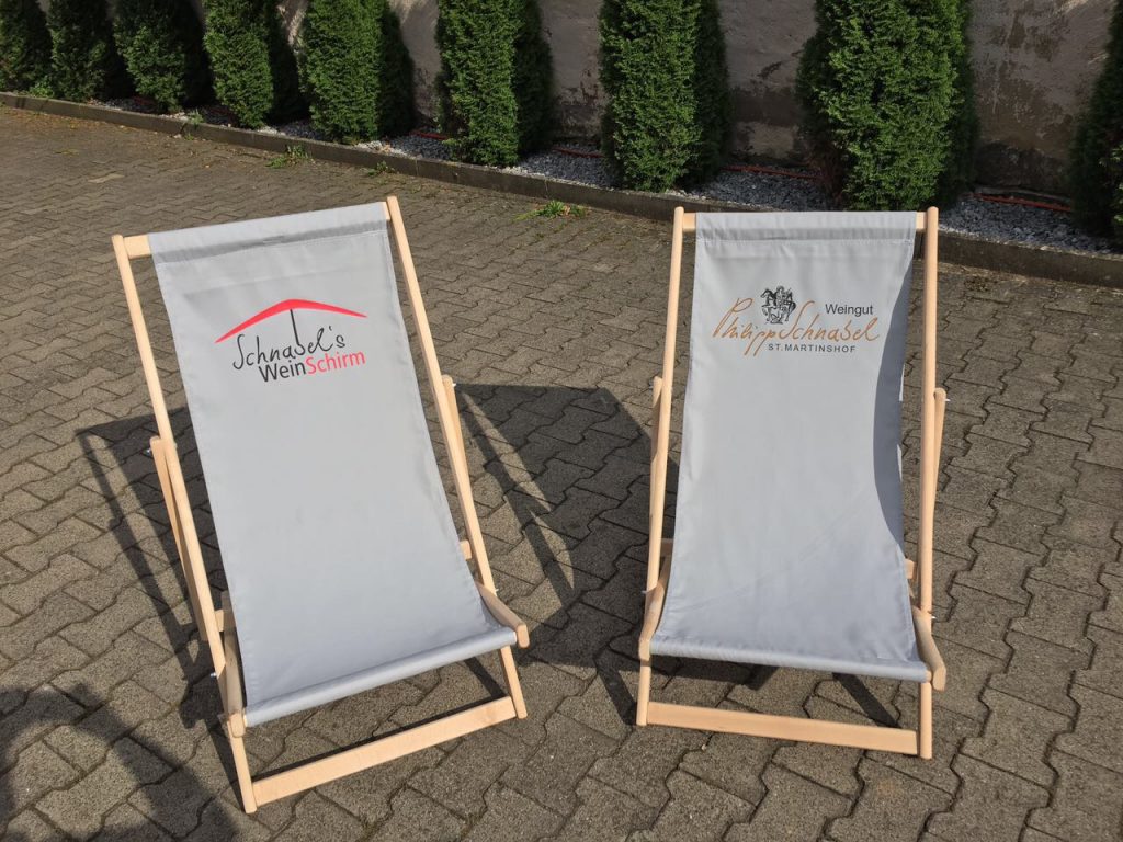 Beschriftete Stühle der ProPlan Autosattlerei