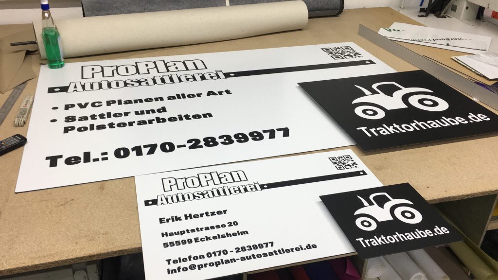 Firmenschilder der ProPlan Autosattlerei in Eckelsheim